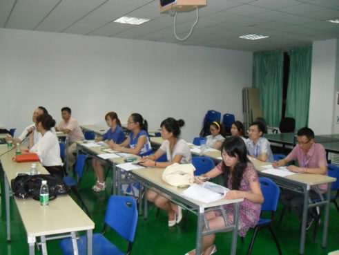 公司學(xué)員正在認(rèn)真聽講